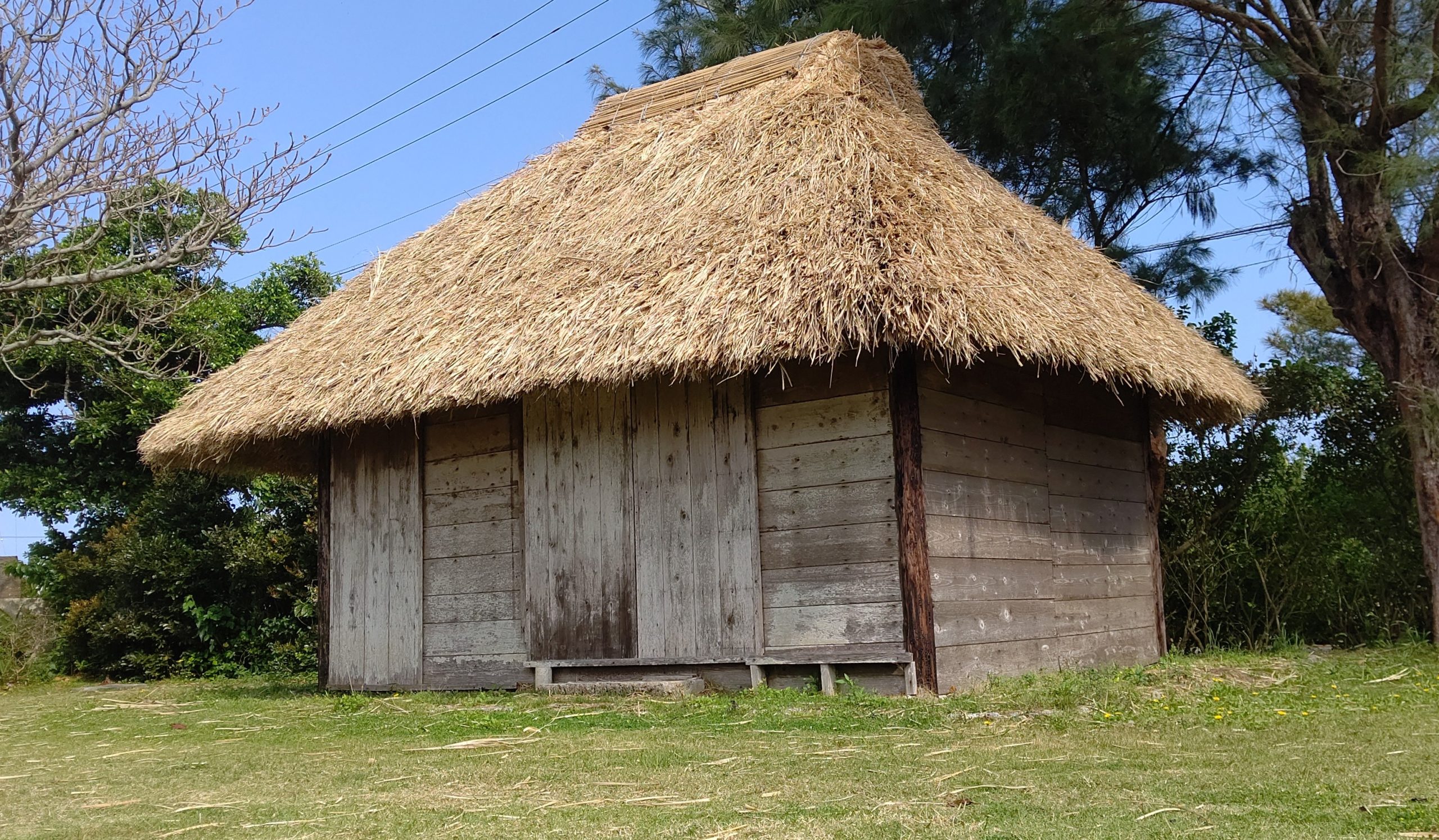 大昔の沖縄の海辺　古民家　茅葺き家